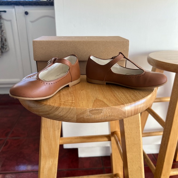 La Coqueta Tan T Bar Flats - Picture 3 of 7